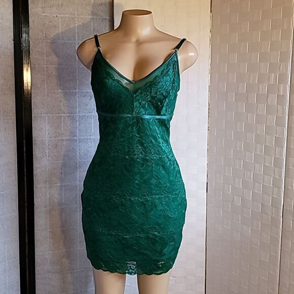 GUESS JOJO LACE BODYCON SLEEVELESS V-NECK MINI DRESS - Picture 2 of 11